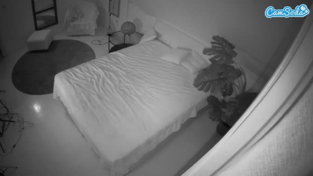 voyeurcam-julmodels-whitebed-5