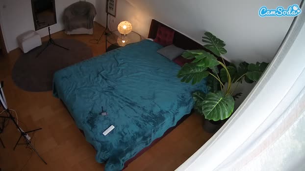 voyeurcam-julmodels-whitebed-5 15-10-2023 natural CamSoda