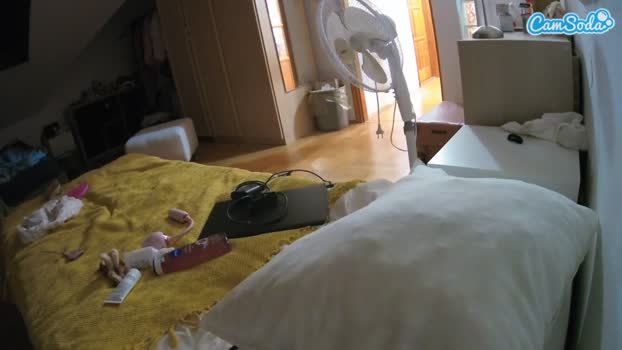 voyeurcam-julmodels-bed-1 16-10-2023 lick CamSoda
