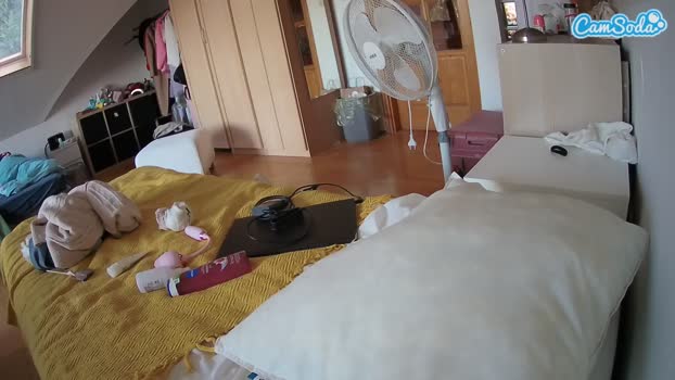 voyeurcam-julmodels-bed-1 17-10-2023 legs CamSoda