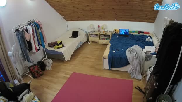 voyeurcam-julmodels-whitebed-1 17-10-2023 jerkoff CamSoda