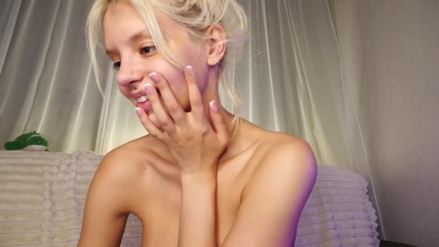 lesi_moonie Female Chaturbate 25-03-2025