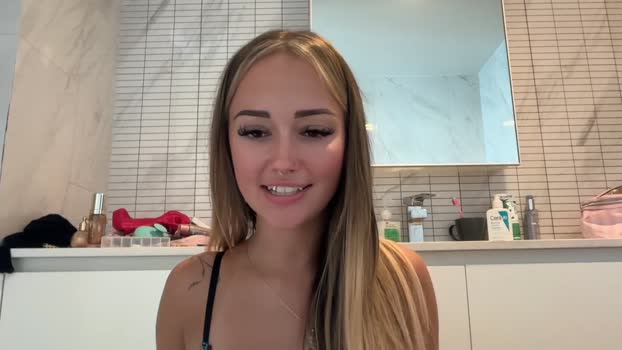 luvlivvyy Female Chaturbate 25-10-2025