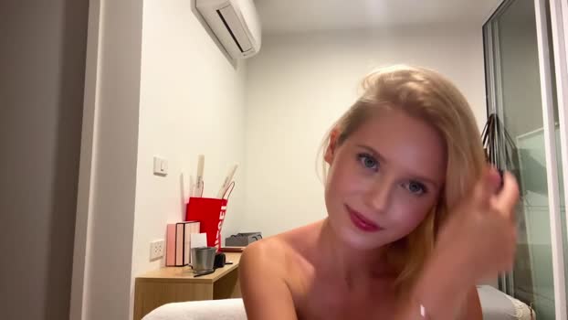 laraineprada Female Chaturbate 19-01-2026
